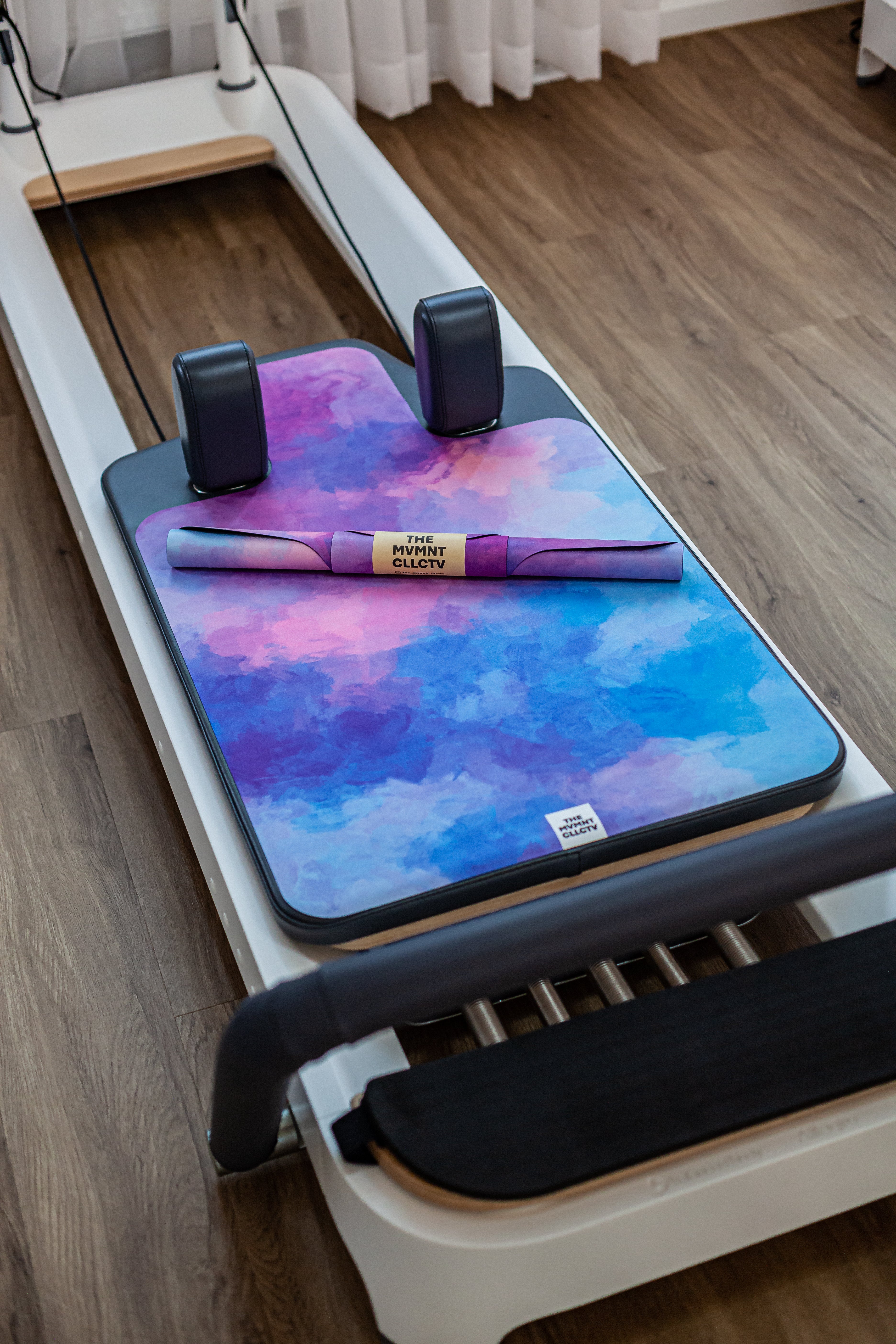 Reformer Pilates Matte für Reformer Pilates mit Batikmuster auf Reformer Pilates Geraet Gesamtansicht