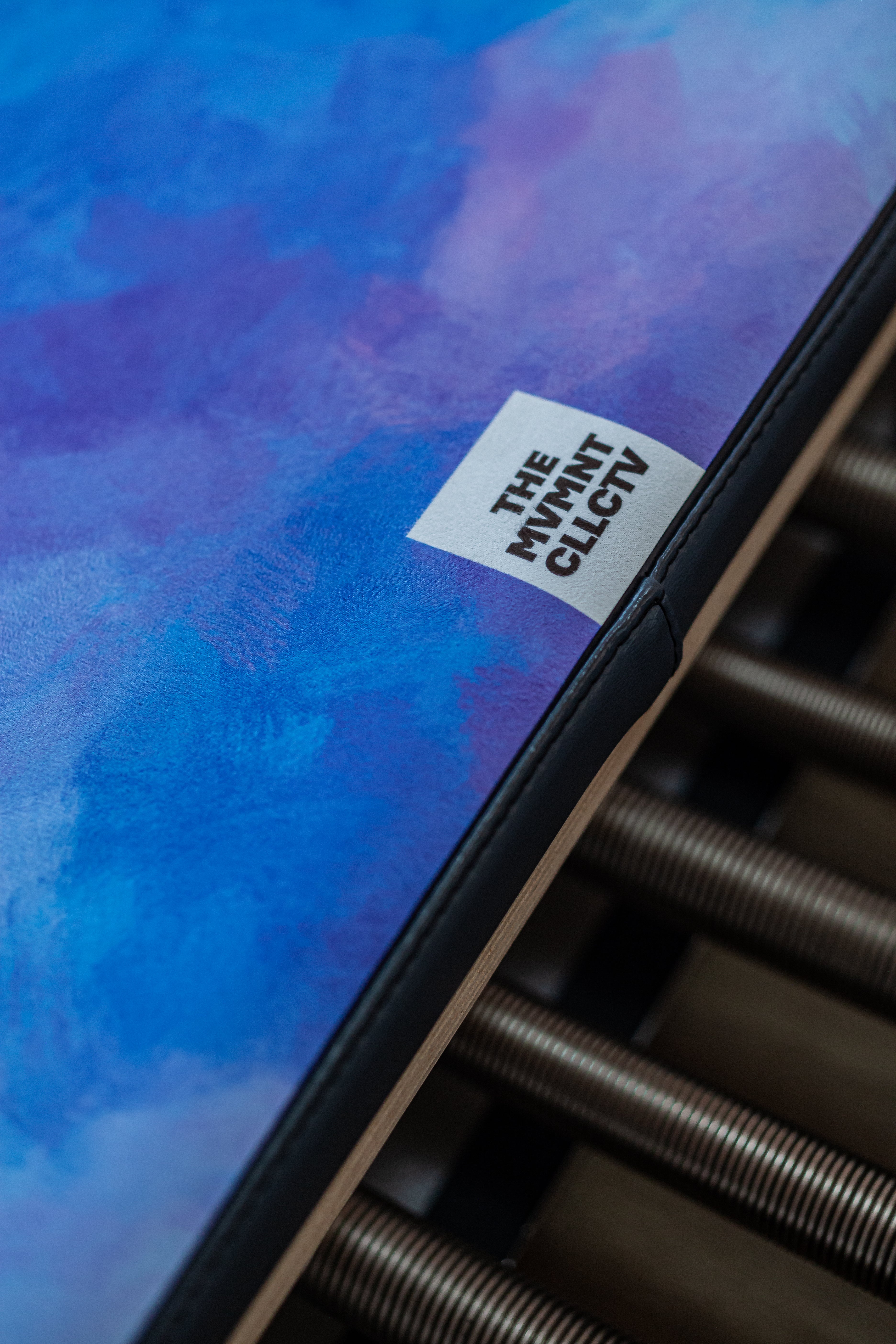 Reformer Pilates Matte für Reformer Pilates mit Batikmuster auf Reformer Pilates Geraet Logoansicht