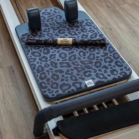 Reformer Pilates Matte für Reformer Pilates mit Leopardenprint auf Reformer Pilates Geraet Gesamtansicht