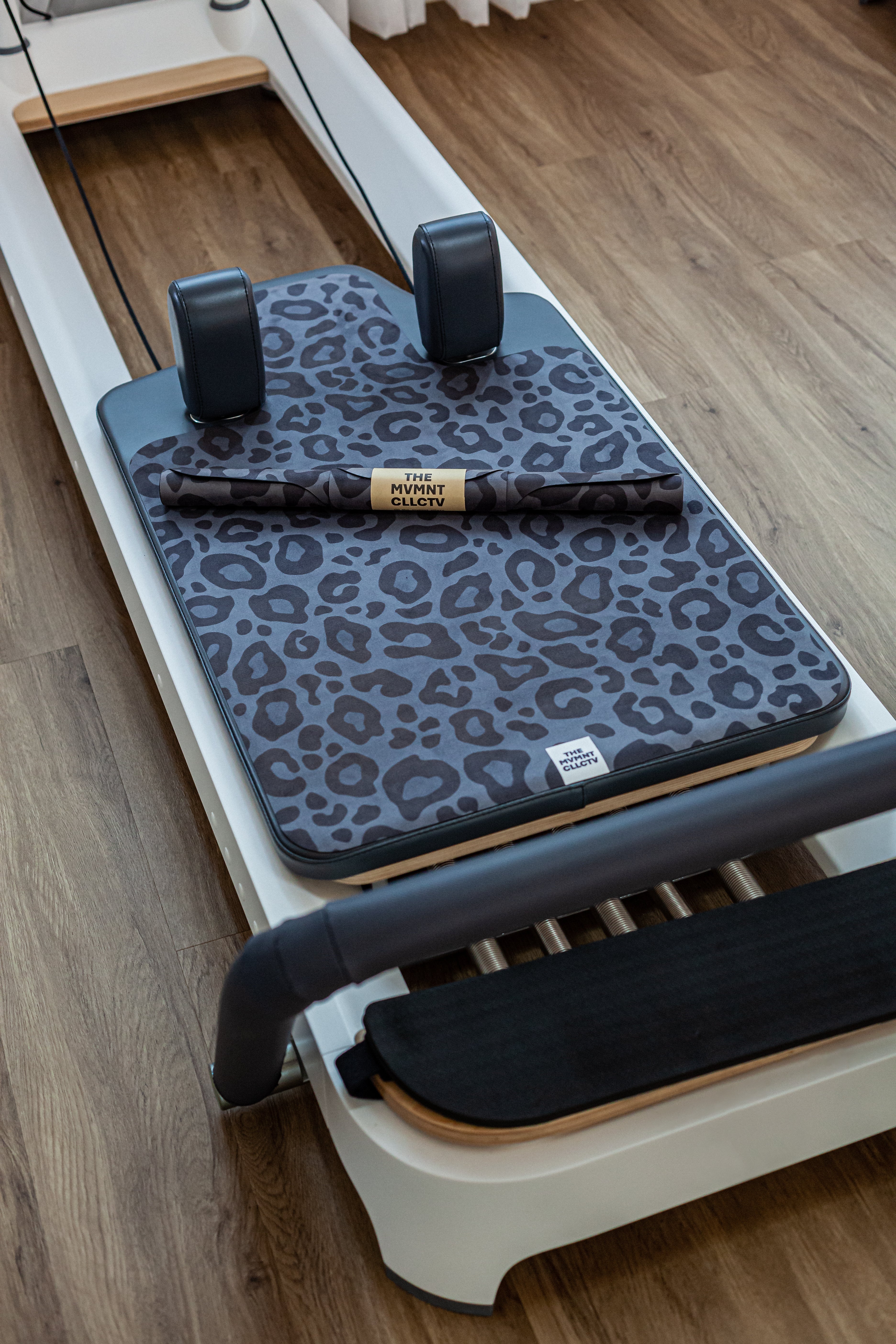 Reformer Pilates Matte für Reformer Pilates mit Leopardenprint auf Reformer Pilates Geraet Gesamtansicht