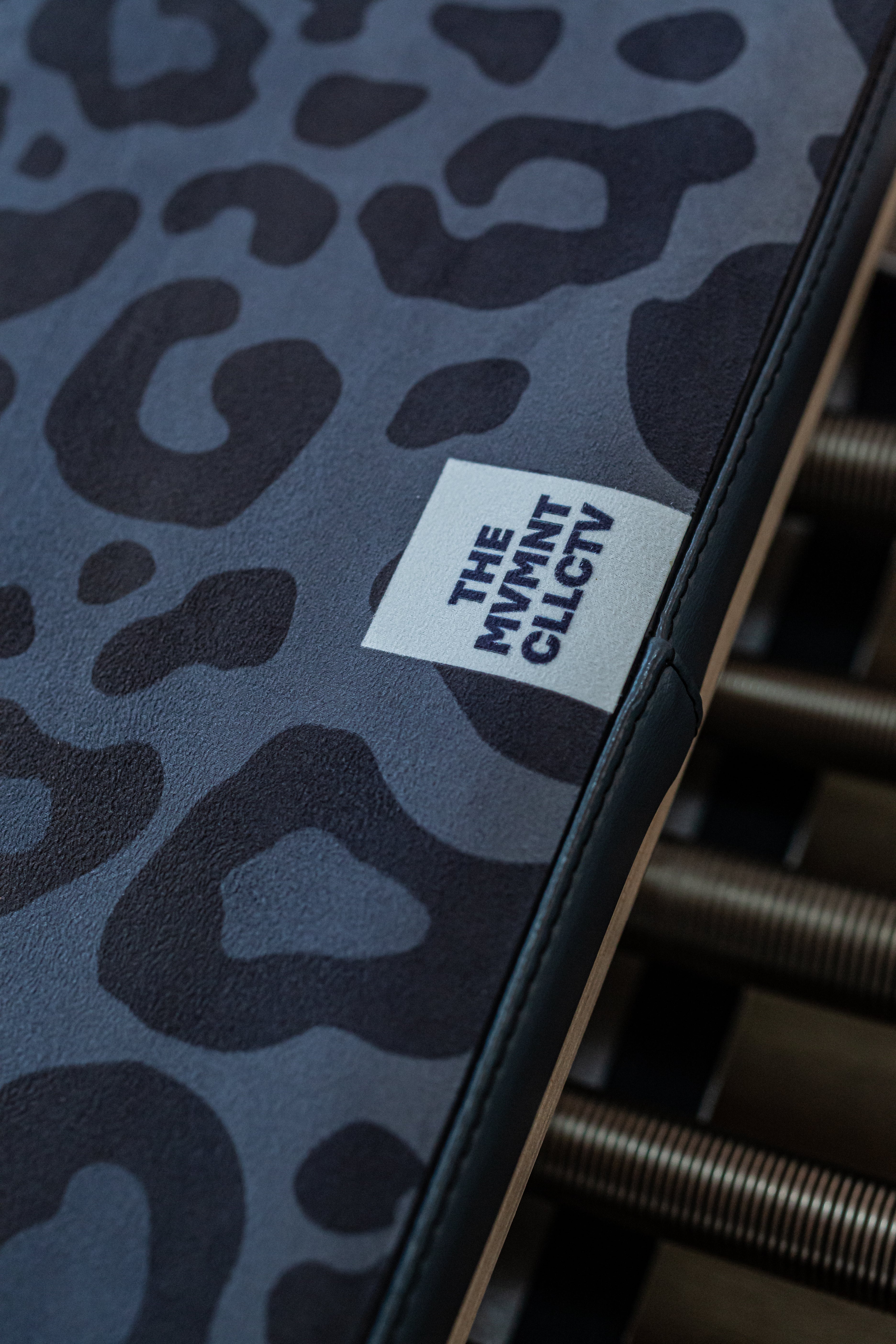 Reformer Pilates Matte für Reformer Pilates mit Leopardenprint auf Reformer Pilates Geraet Logoansicht