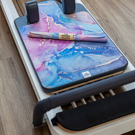 Reformer Pilates Matte für Reformer Pilates mit Marmormuster auf Reformer Pilates Geraet Gesamtansicht