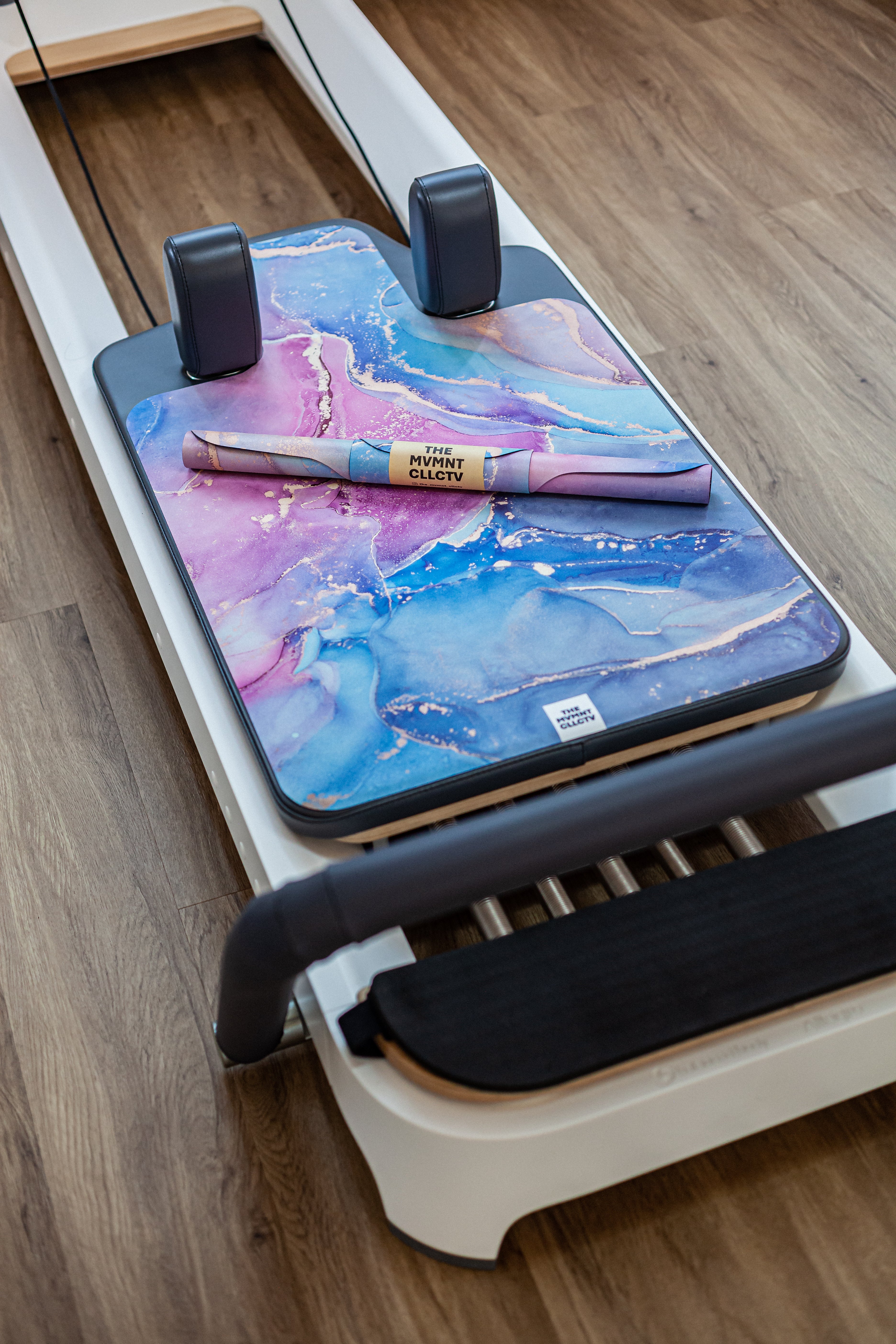 Reformer Pilates Matte für Reformer Pilates mit Marmormuster auf Reformer Pilates Geraet Gesamtansicht