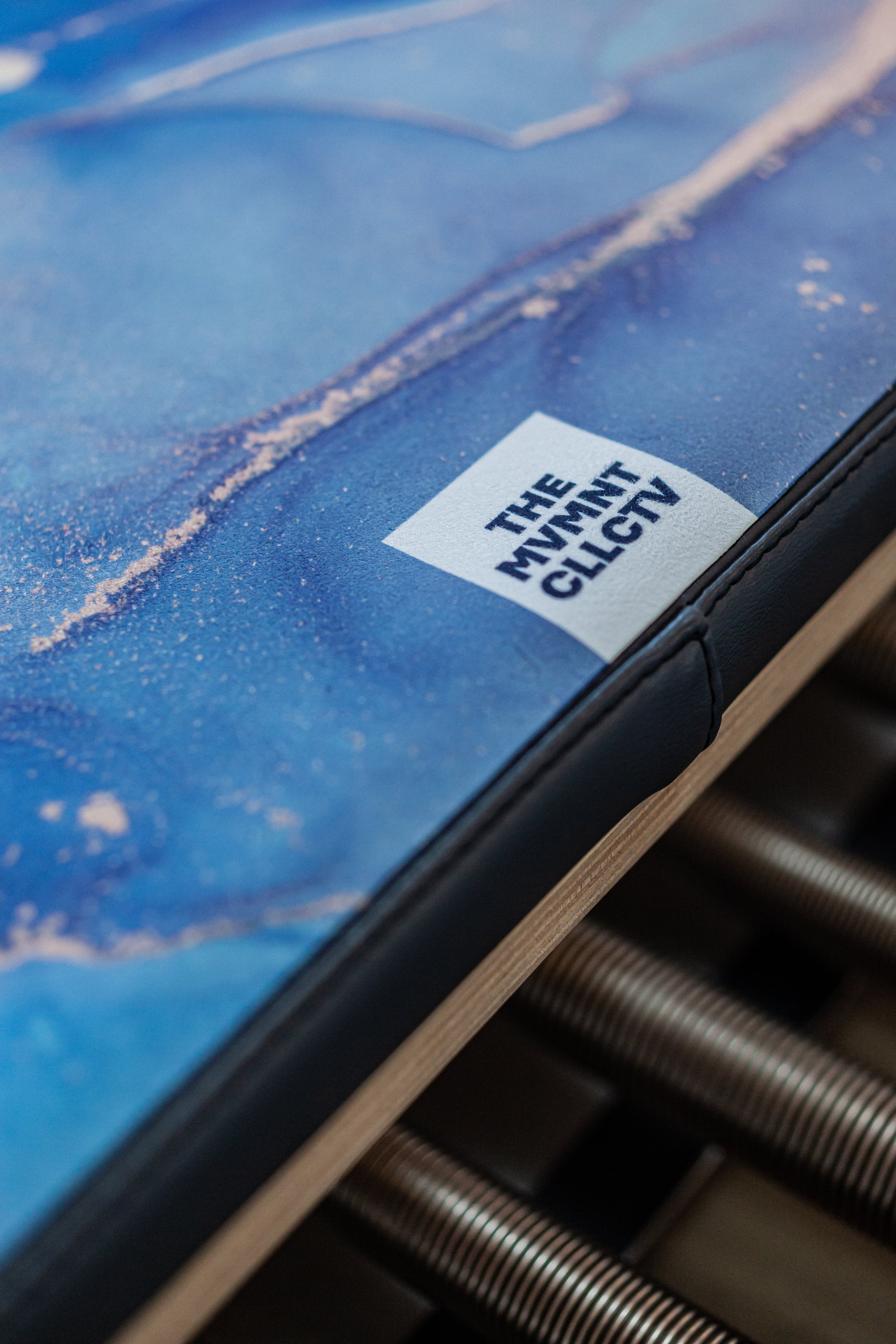 Reformer Pilates Matte für Reformer Pilates mit Marmormuster auf Reformer Pilates Geraet Logoansicht