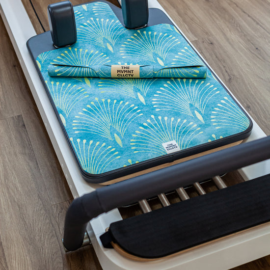 Reformer Pilates Matte für Reformer Pilates mit Muster in gruen und gold auf Reformer Pilates Geraet Gesamtansicht