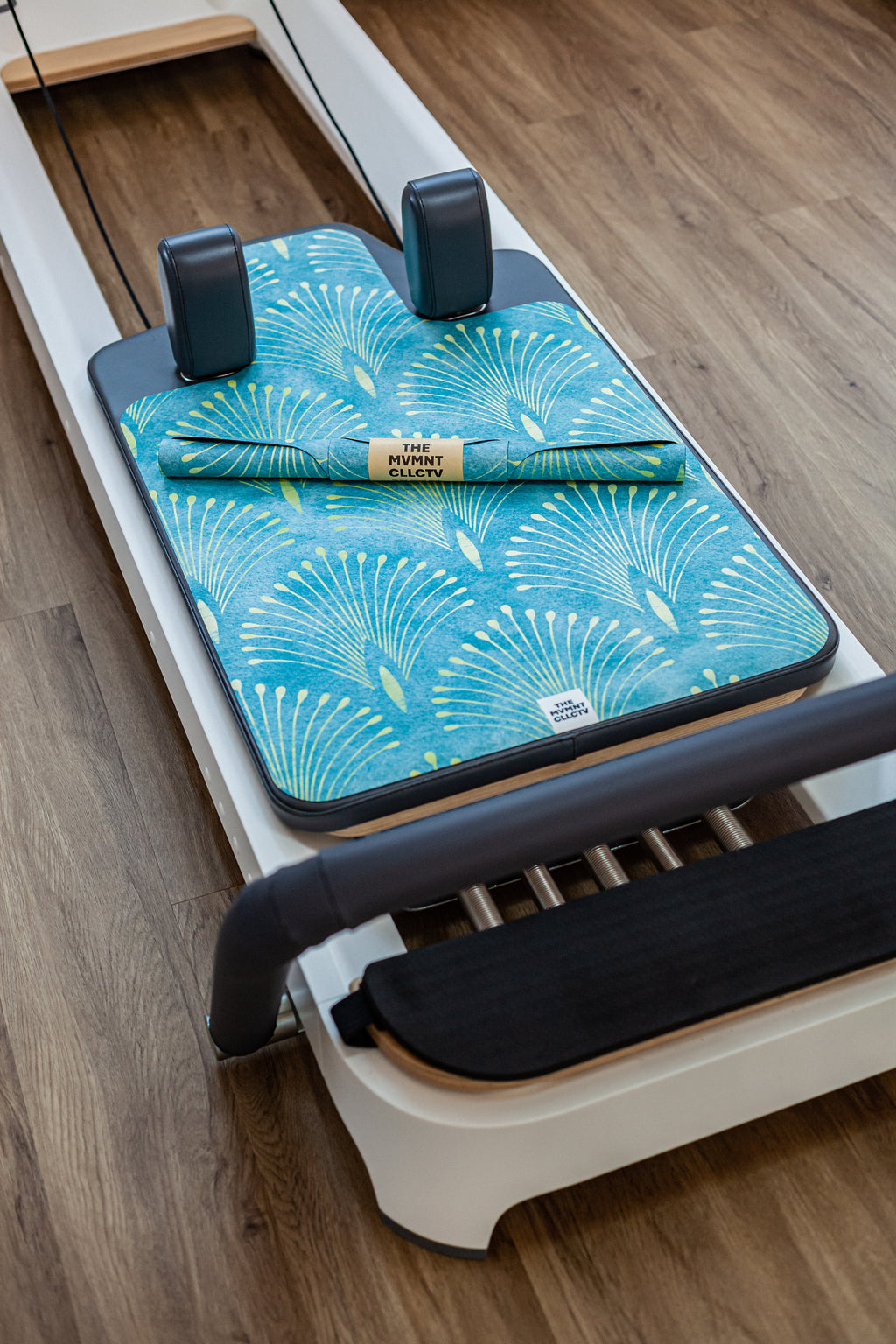 Reformer Pilates Matte für Reformer Pilates mit Muster in gruen und gold auf Reformer Pilates Geraet Gesamtansicht