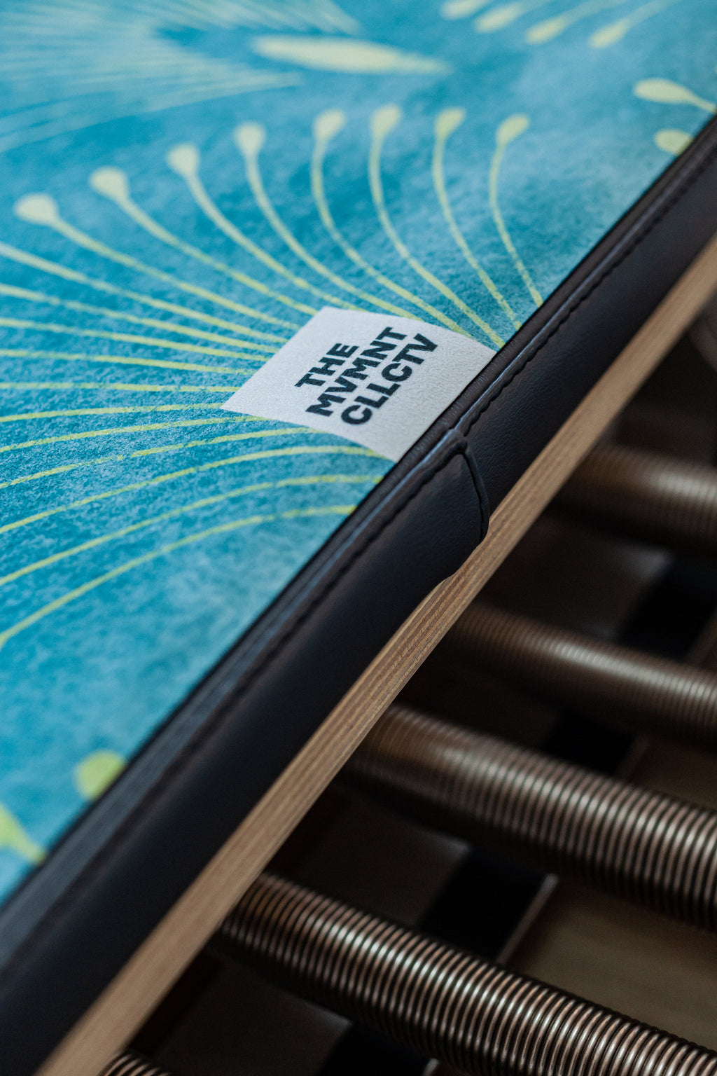 Reformer Pilates Matte für Reformer Pilates mit Muster in gruen und gold auf Reformer Pilates Geraet Logoansicht