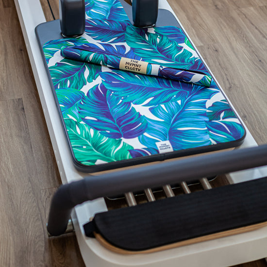 Reformer Pilates Matte für Reformer Pilates mit Palmenblaettern auf Reformer Pilates Geraet Gesamtansicht