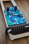 Reformer Pilates Matte für Reformer Pilates mit Palmenblaettern auf Reformer Pilates Geraet Gesamtansicht