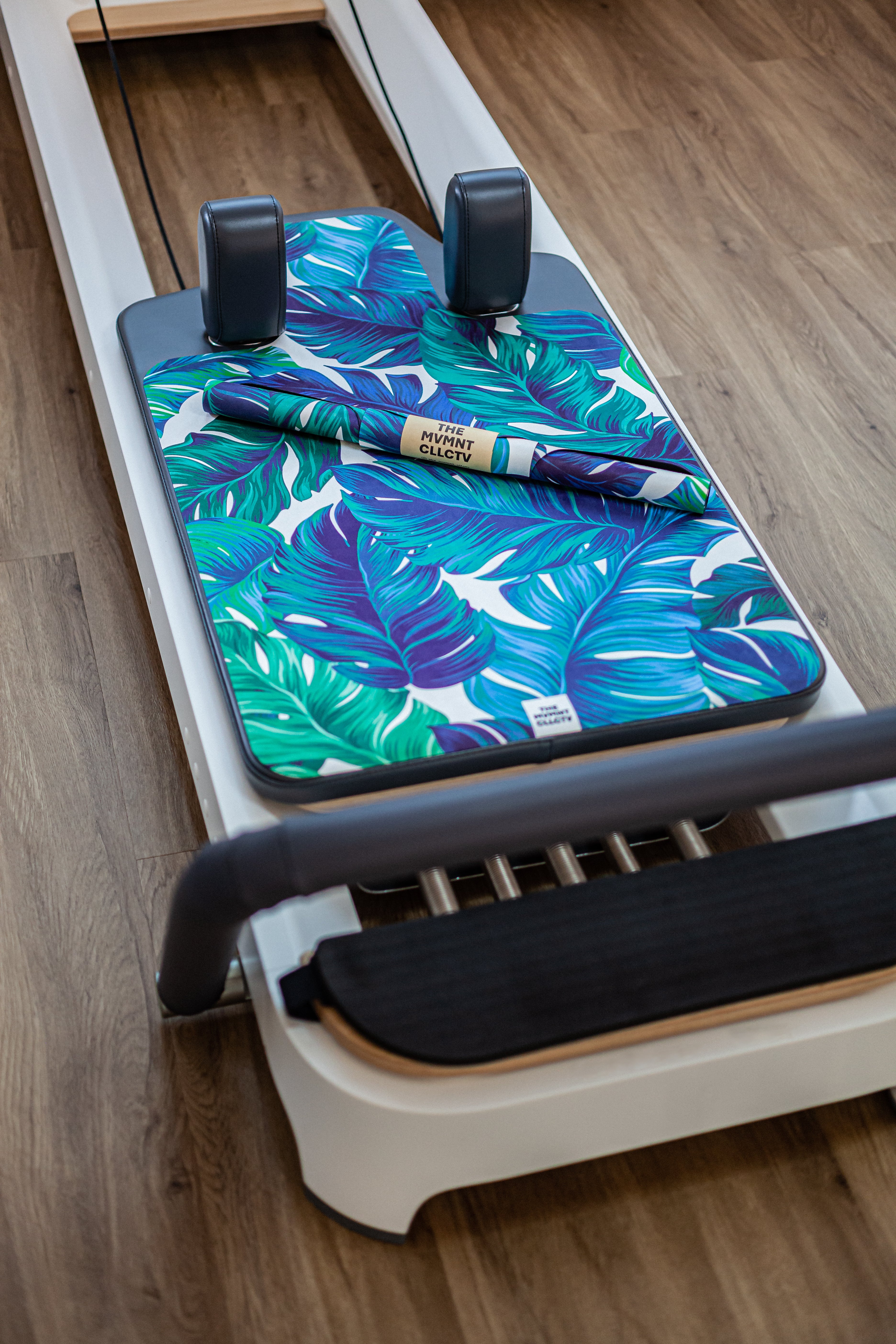 Reformer Pilates Matte für Reformer Pilates mit Palmenblaettern auf Reformer Pilates Geraet Gesamtansicht