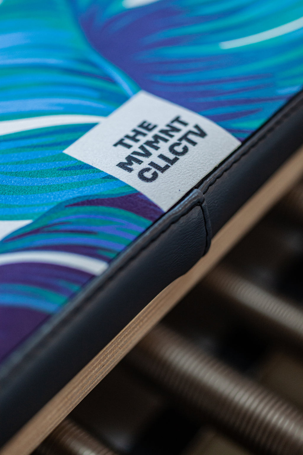 Reformer Pilates Matte für Reformer Pilates mit Palmenblaettern auf Reformer Pilates Geraet Logoansicht