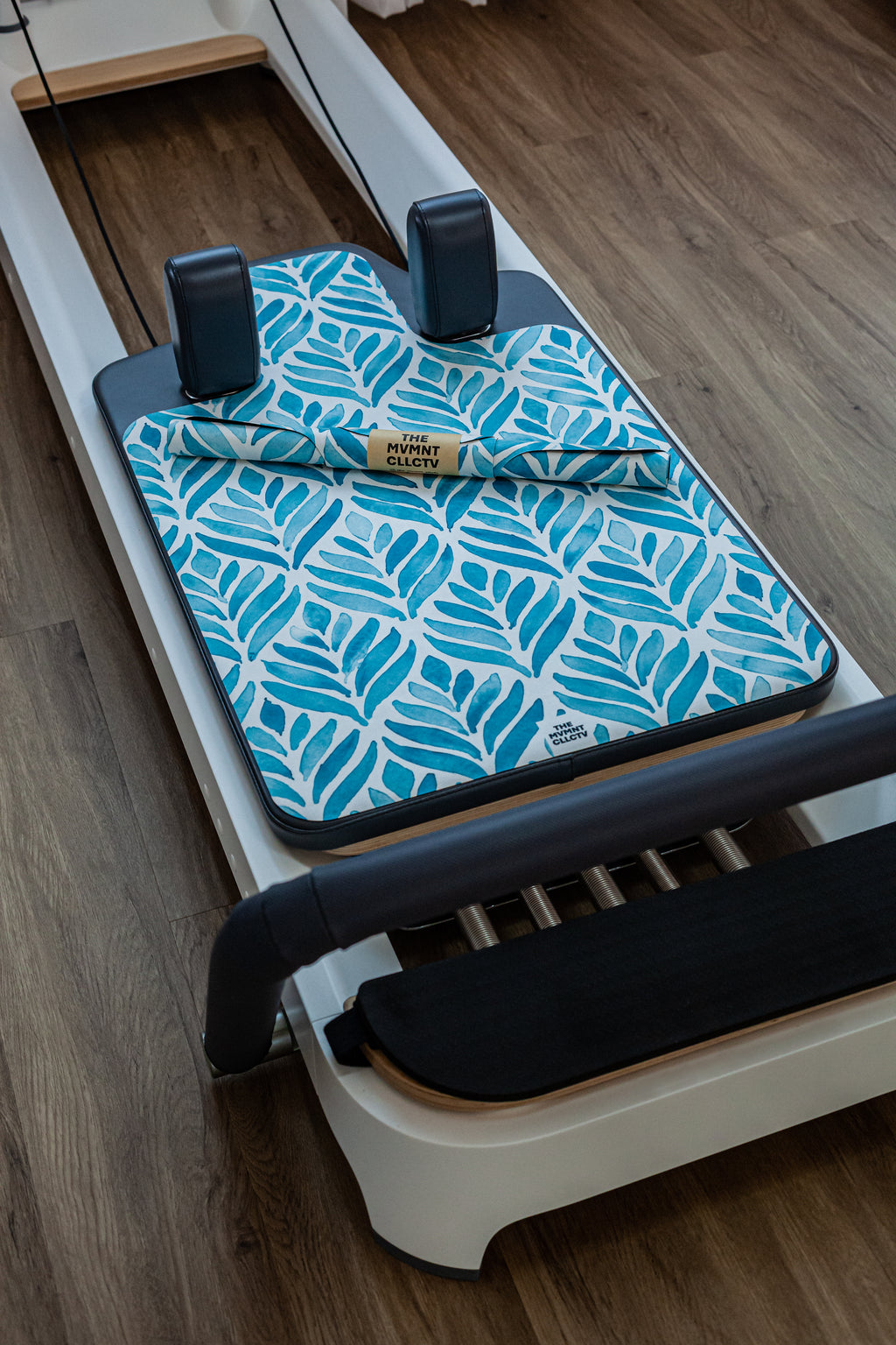 Reformer Pilates Matte für Reformer Pilates mit Blaettern auf Reformer Pilates Geraet Gesamtansicht