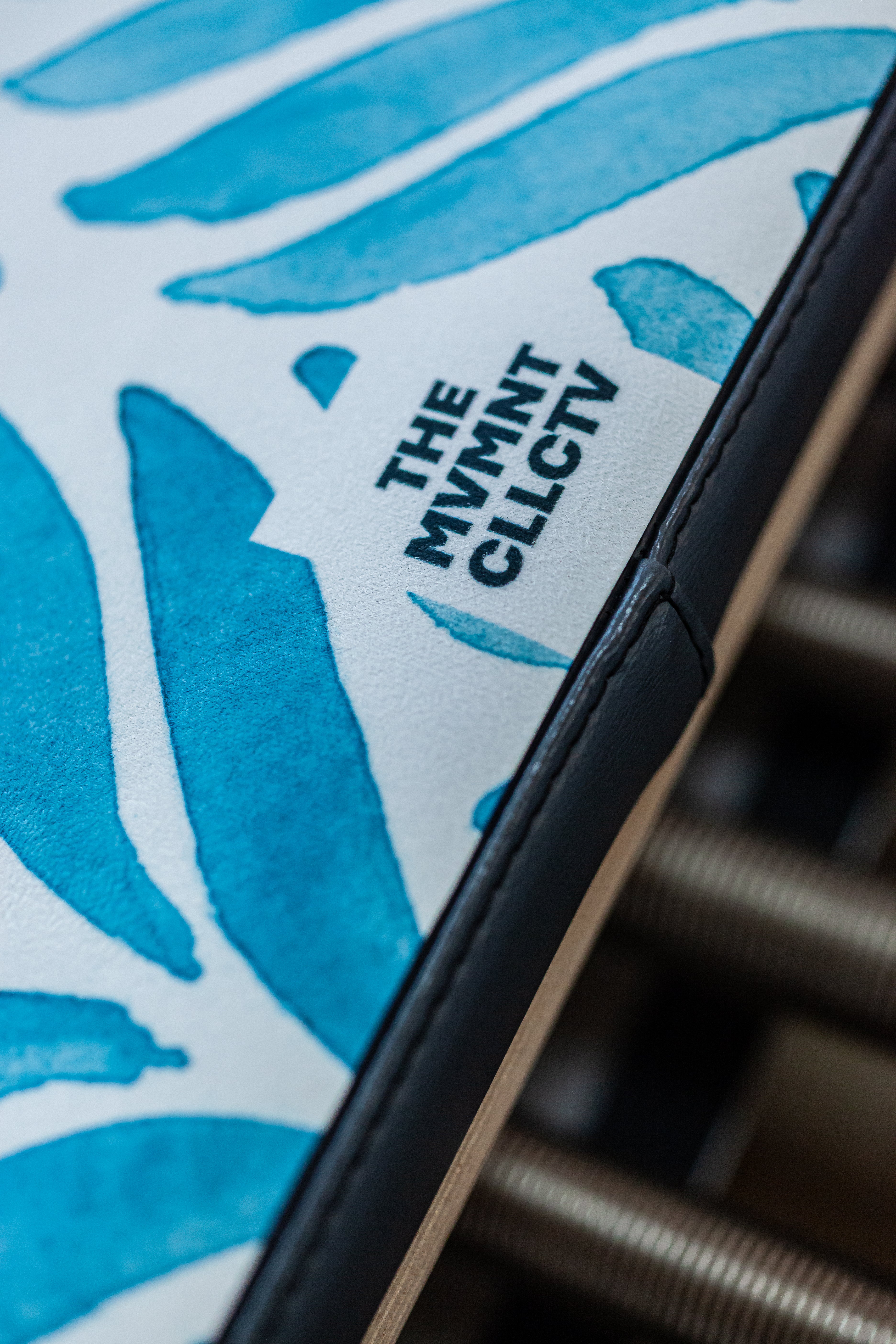 Reformer Pilates Matte für Reformer Pilates mit Blaettern auf Reformer Pilates Geraet Logoansicht