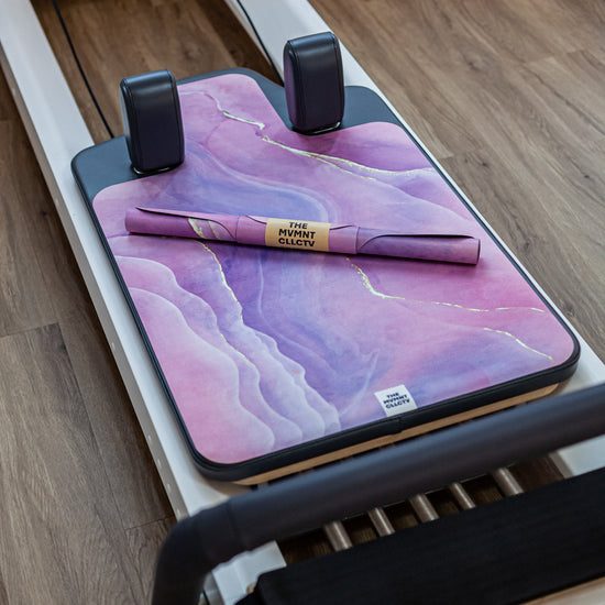 Reformer Pilates Matte für Reformer Pilates mit rosa Duenen auf Reformer Pilates Geraet Gesamtansicht
