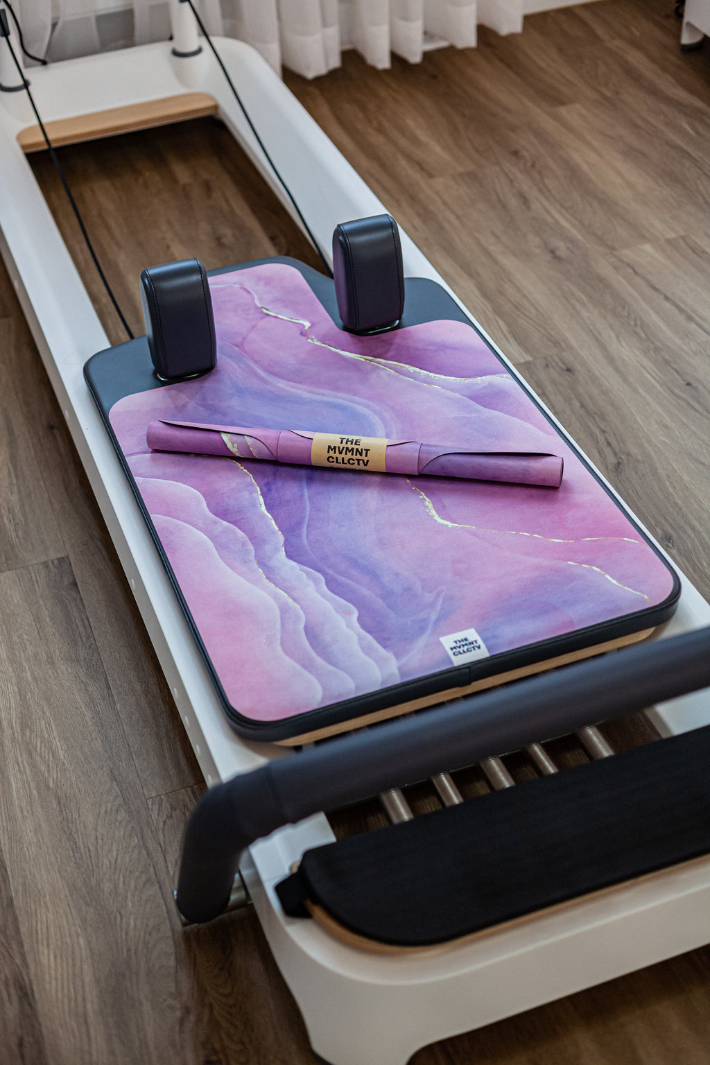 Reformer Pilates Matte für Reformer Pilates mit rosa Duenen auf Reformer Pilates Geraet Gesamtansicht