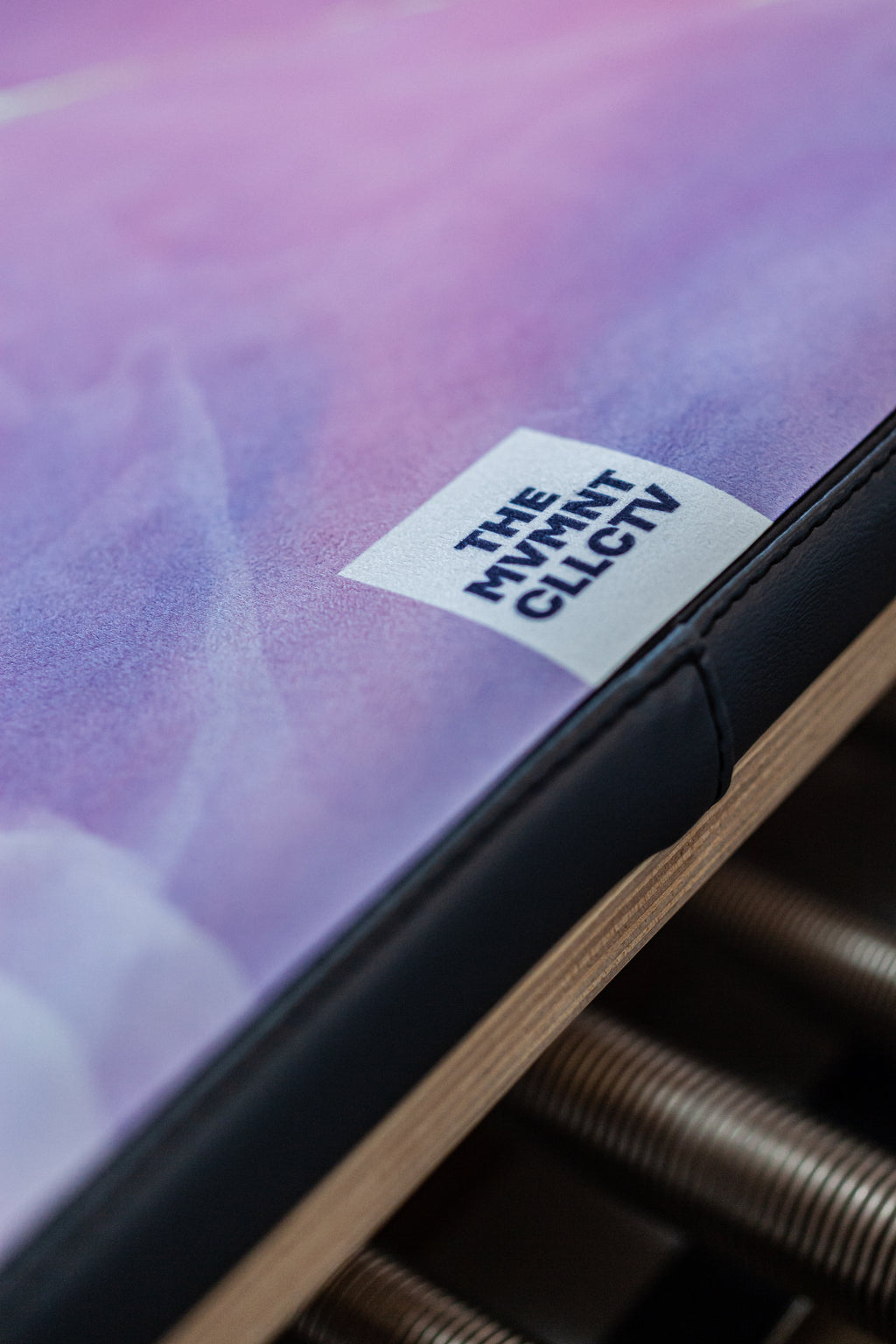 Reformer Pilates Matte für Reformer Pilates mit rosa Duenen auf Reformer Pilates Geraet Logoansicht