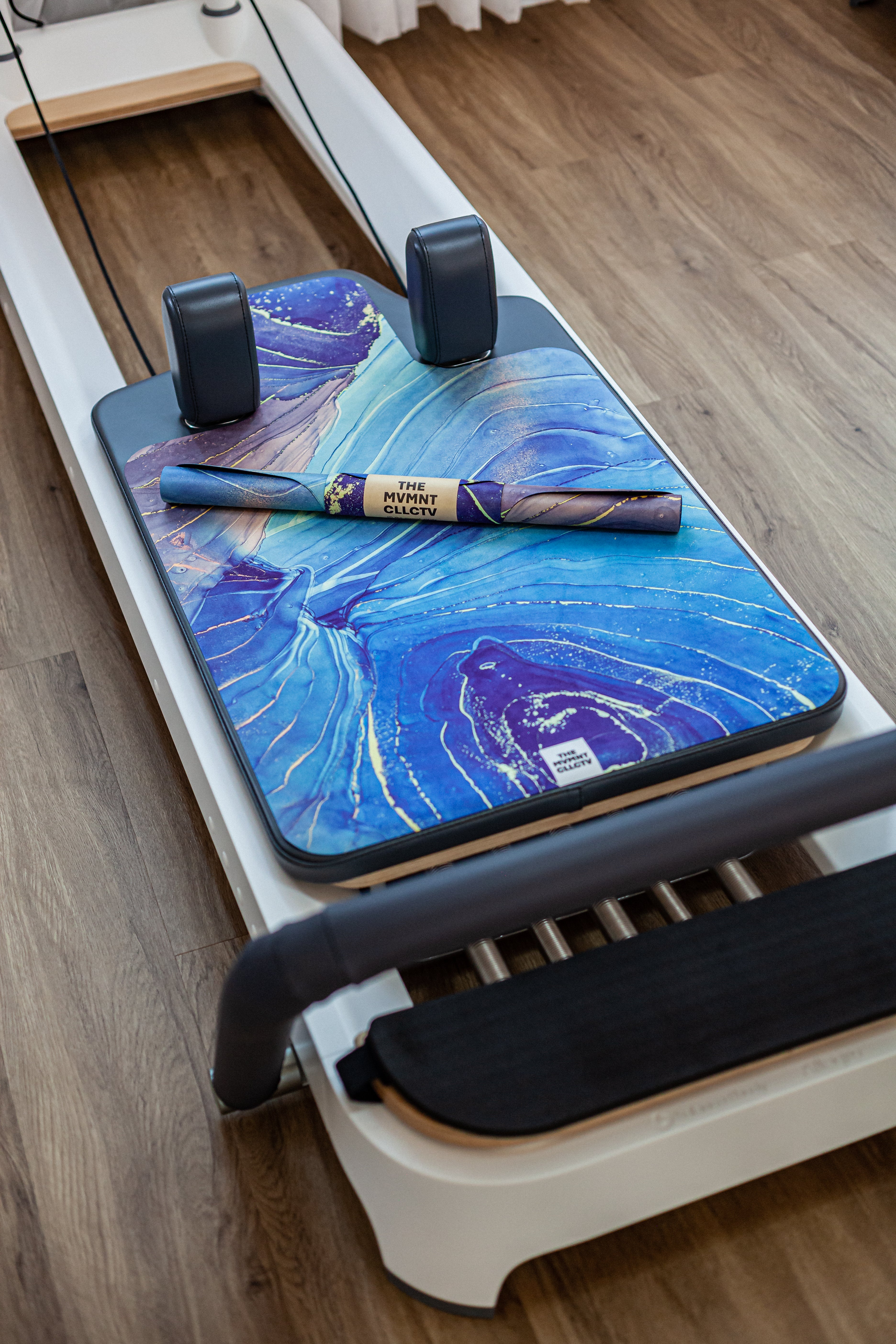 Reformer Pilates Matte für Reformer Pilates mit Weltraumoptik auf Reformer Pilates Geraet Gesamtansicht