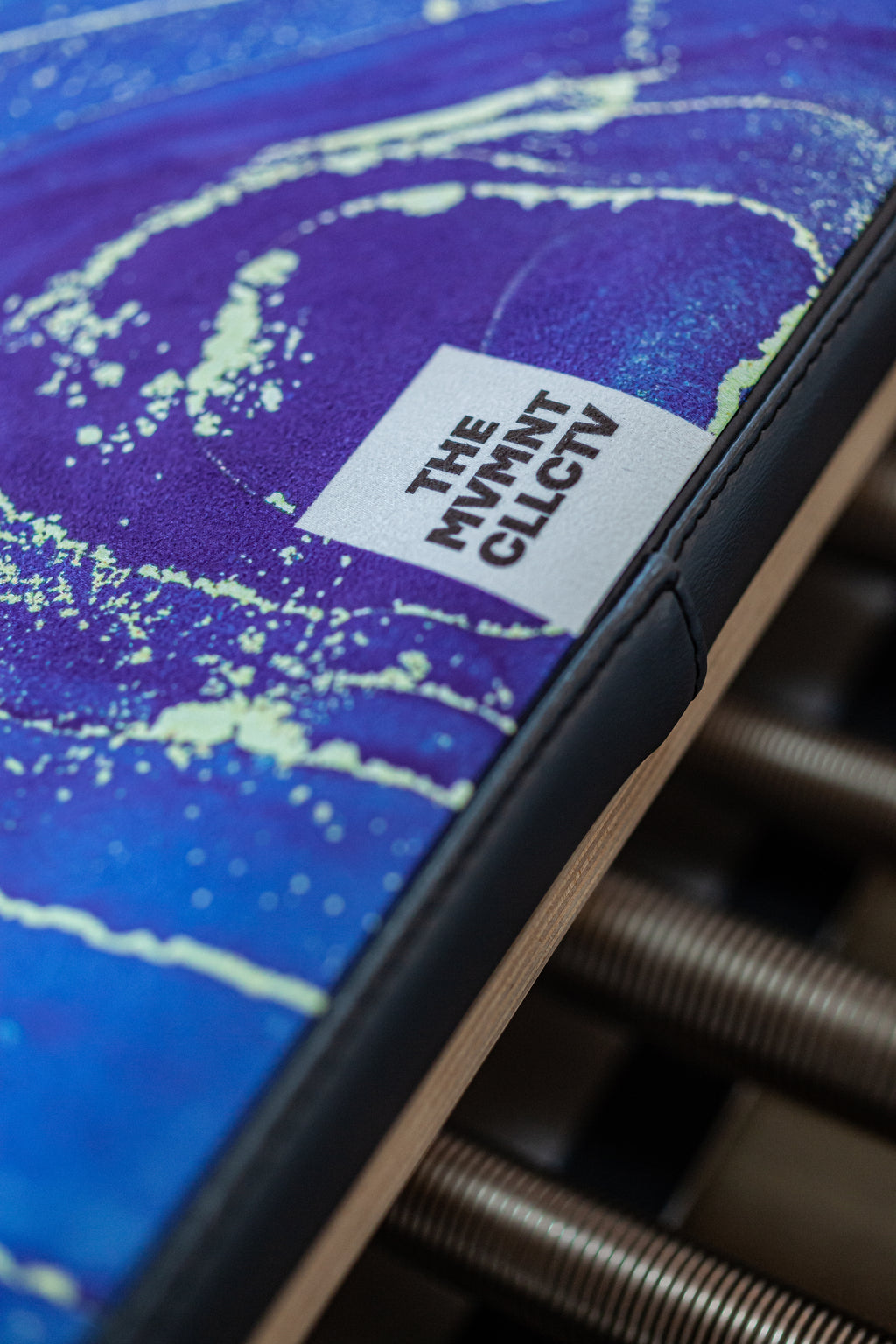 Reformer Pilates Matte für Reformer Pilates mit Weltraumoptik auf Reformer Pilates Geraet Logoansicht