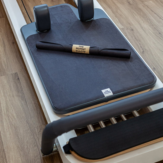 Reformer Pilates Matte für Reformer Pilates in schwarz auf Reformer Pilates Geraet Gesamtansicht
