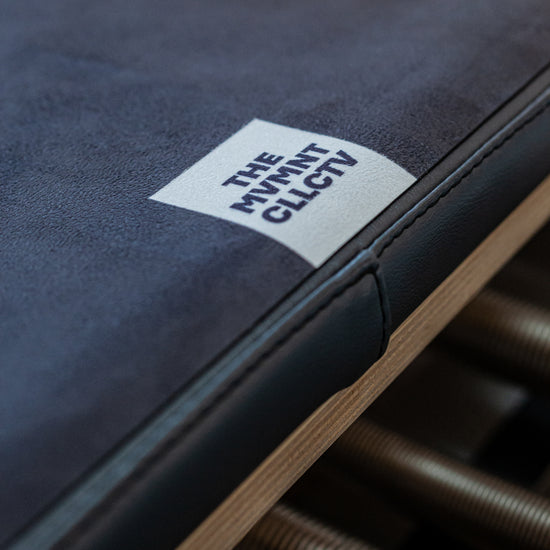 Reformer Pilates Matte für Reformer Pilates in schwarz auf Reformer Pilates Geraet Logoansicht