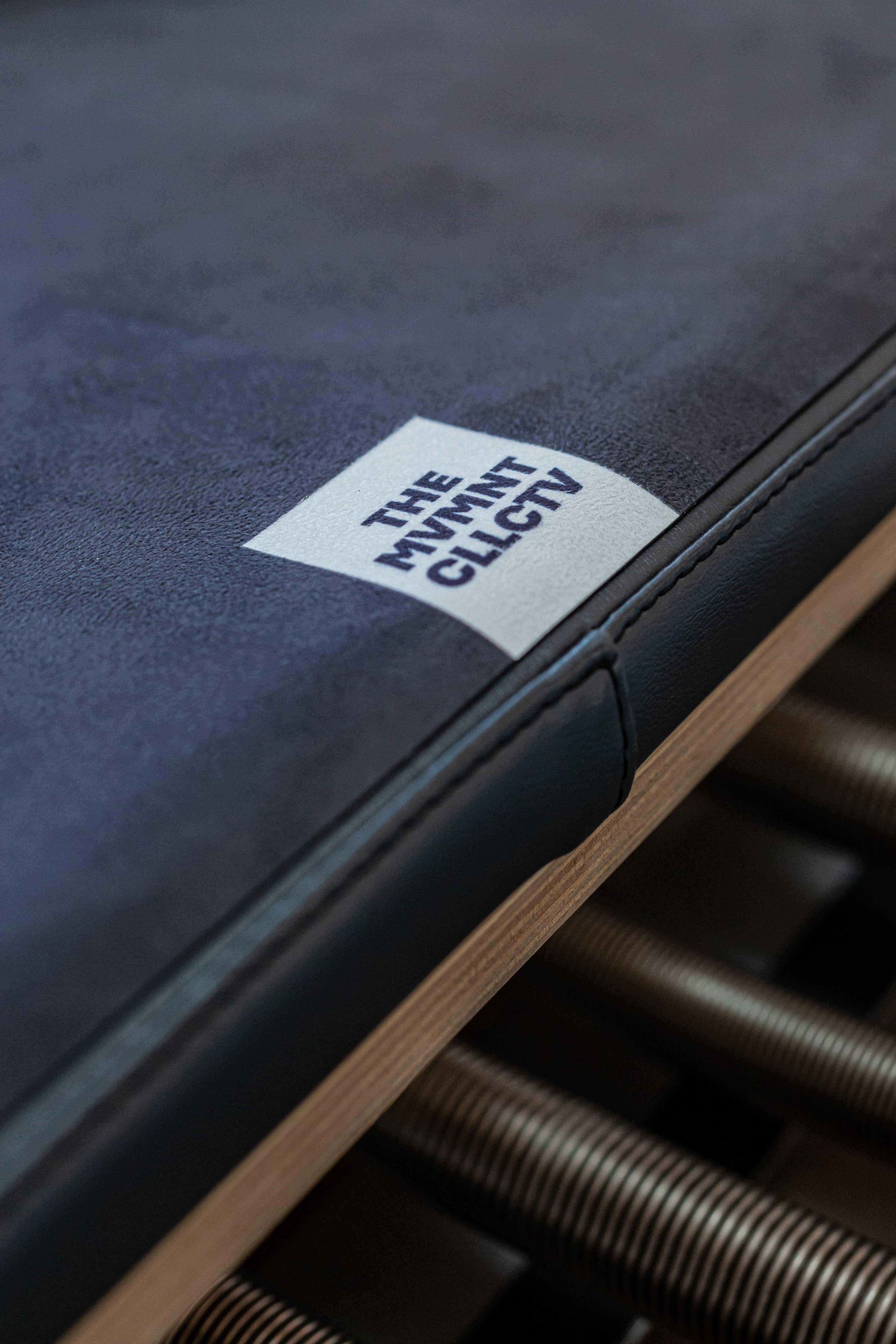 Reformer Pilates Matte für Reformer Pilates in schwarz auf Reformer Pilates Geraet Logoansicht