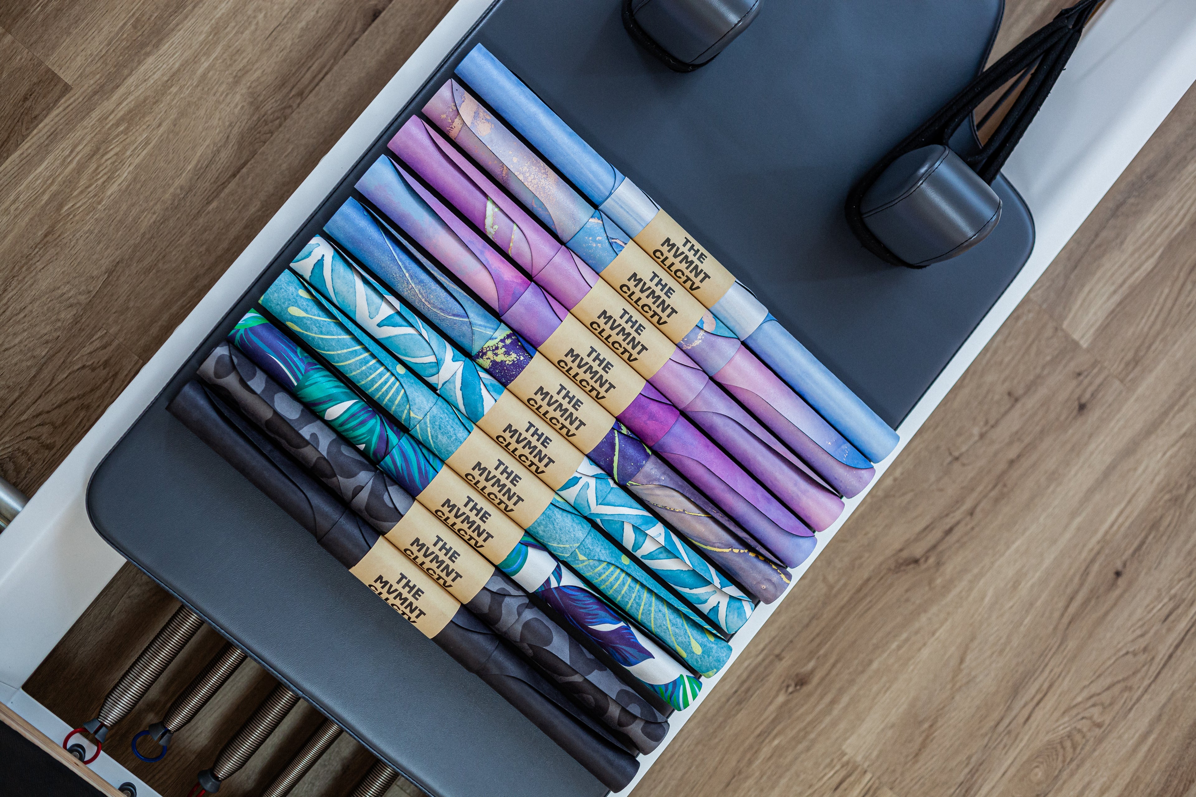 Farbige Reformer-Matten auf Reformer-Geraet