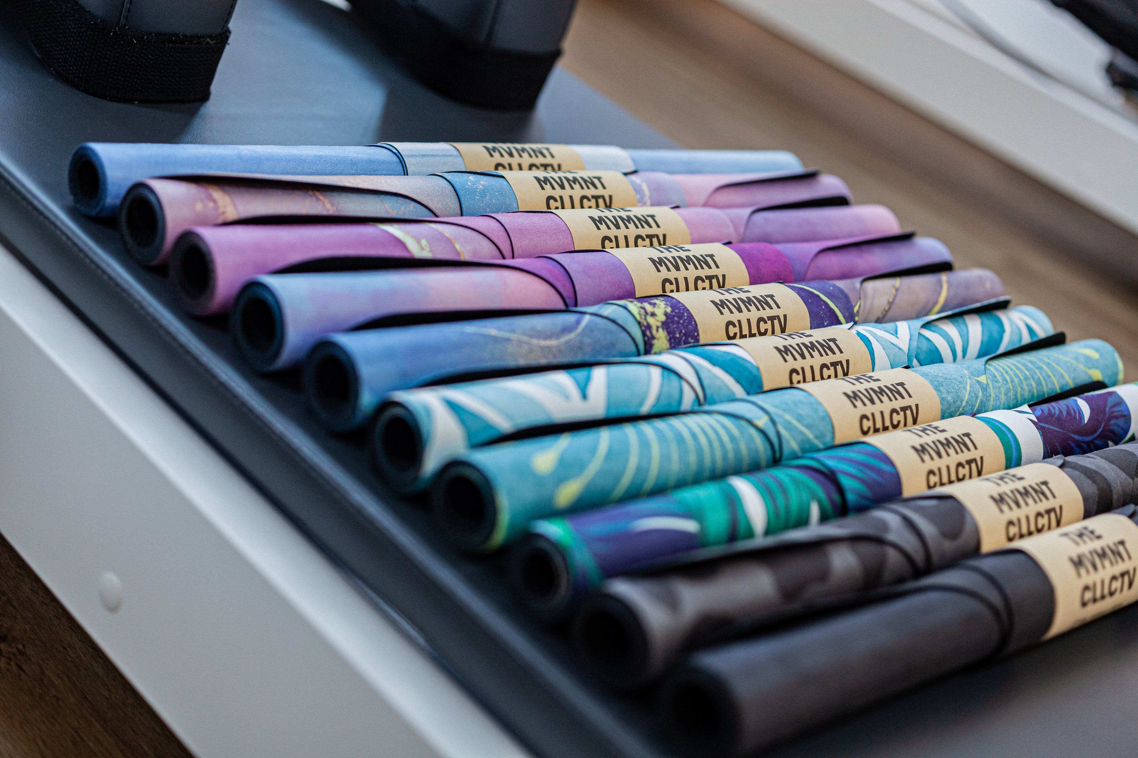 Farbige Reformer-Matten auf Reformer-Geraet